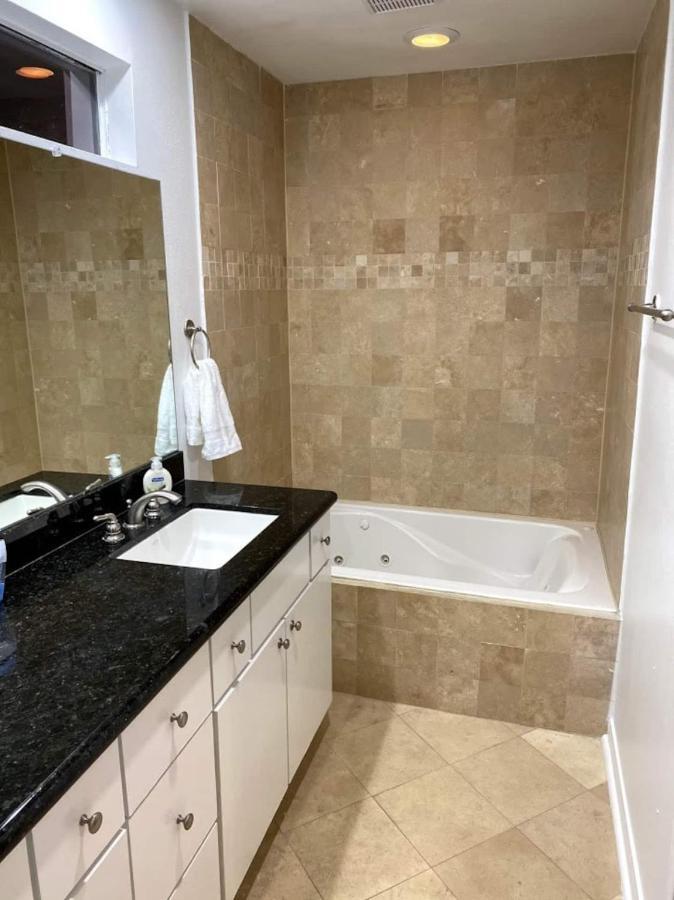 Luxury 3-Story Home In Downtown ヒューストン エクステリア 写真