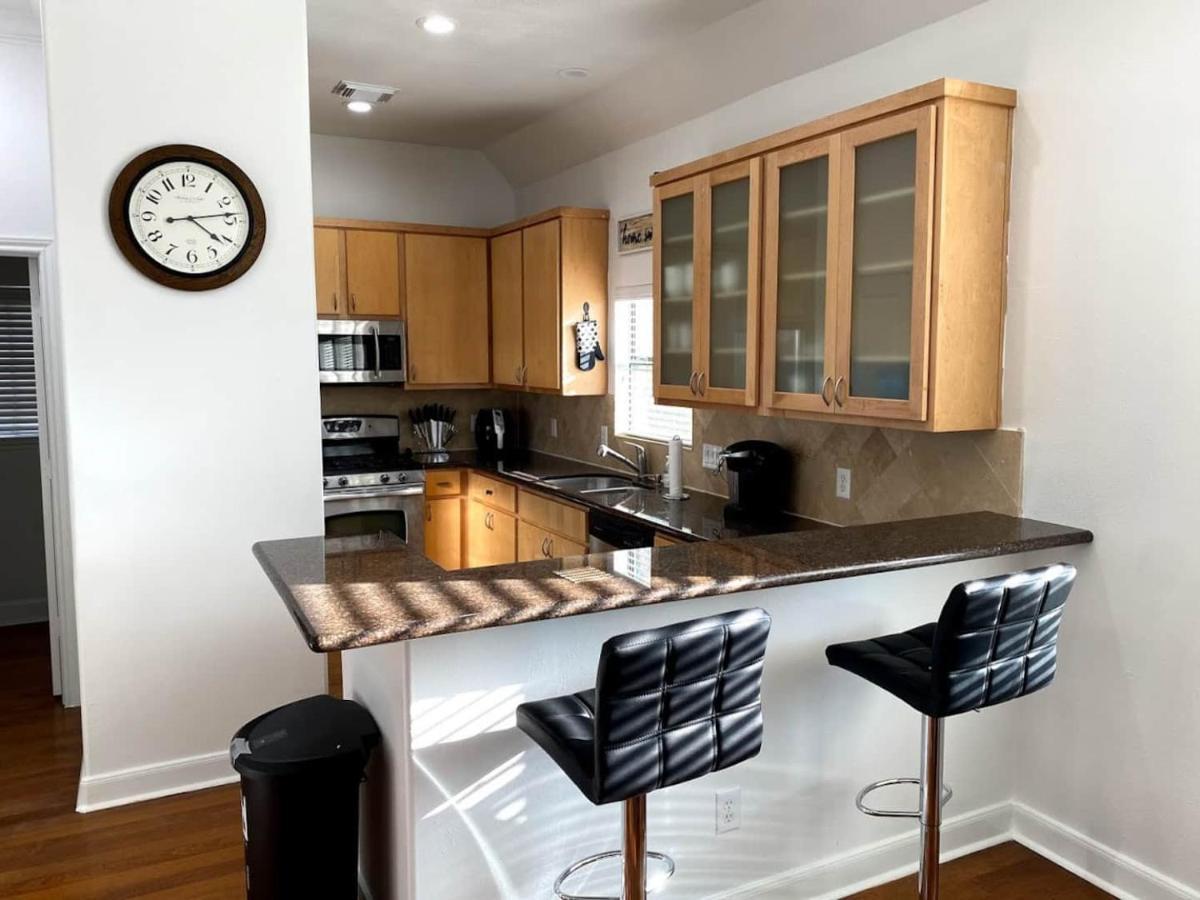 Luxury 3-Story Home In Downtown ヒューストン エクステリア 写真