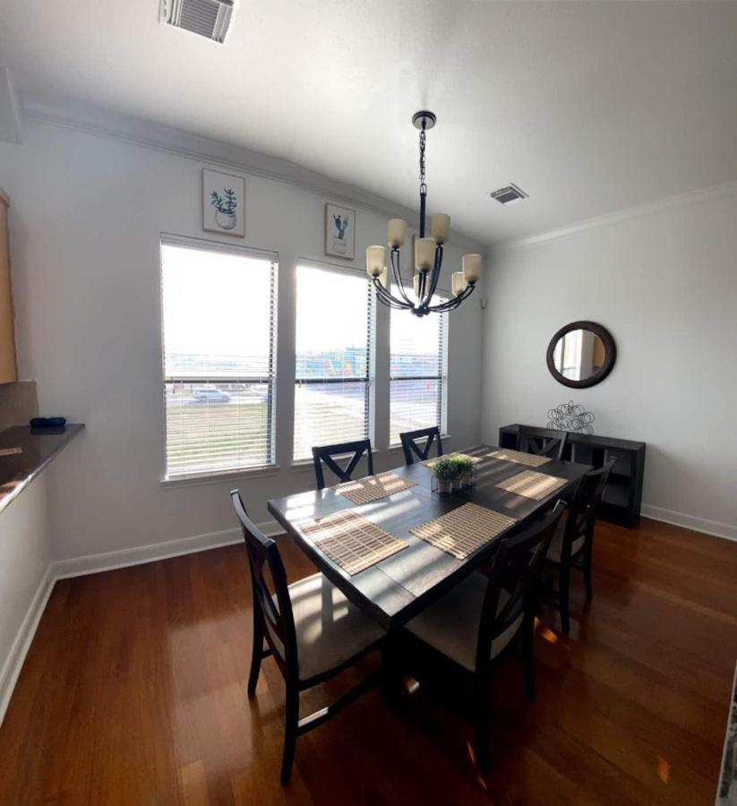 Luxury 3-Story Home In Downtown ヒューストン エクステリア 写真